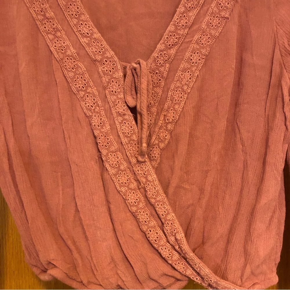 Hollister Long Sleeve Embroidered Wrap Crop Top Sz S - Picture 3 of 10